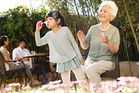 幸福家庭在庭院