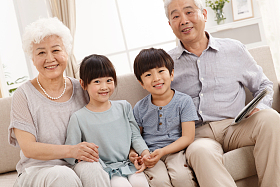 幸福家庭在客厅合影图片