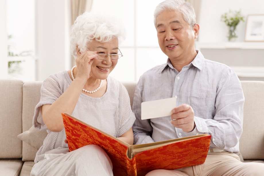 老年夫妇在看照片 老年夫妇在看照片