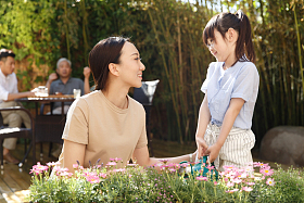 幸福家庭在庭院里图片