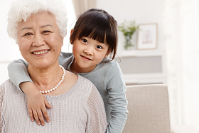 可爱的小女孩和祖母在客厅图片