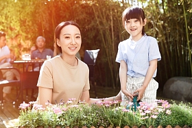 幸福家庭在庭院里照片