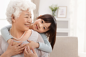 可爱的小女孩和祖母在客厅