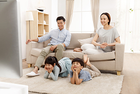 幸福家庭在客厅看电视照片