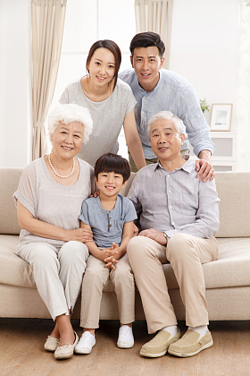 幸福家庭合影照片