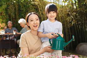 幸福家庭在庭院