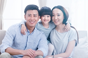 幸福的一家三口合影图片