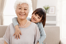 可爱的小女孩和祖母在客厅