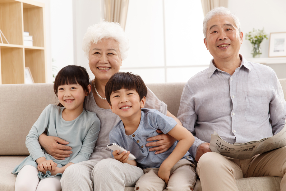 幸福家庭在客厅看电视图片