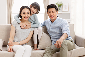 幸福的一家三口坐在客厅