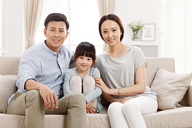 幸福的一家三口坐在客厅