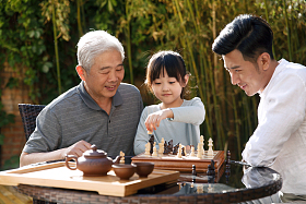 祖孙三代在庭院里下棋图片