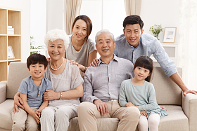 幸福家庭合影照片