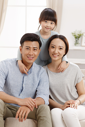 幸福的一家三口坐在客厅