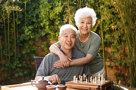 幸福的老年夫妇在院子里照片