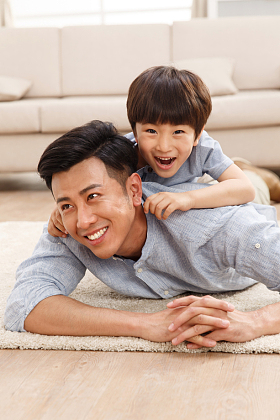 快乐的父子在客厅玩耍