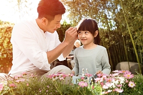 父亲和女儿在花园