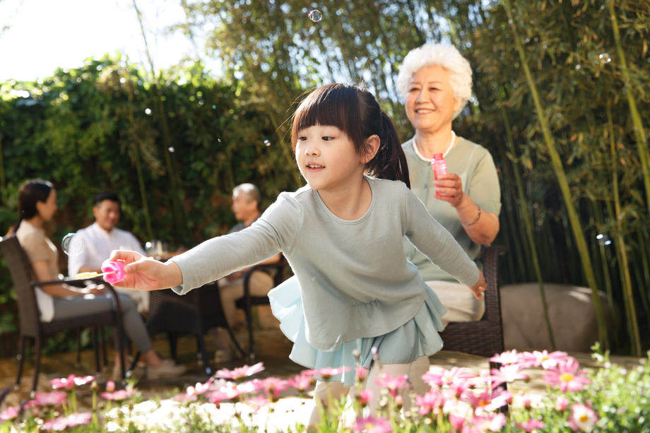幸福家庭在庭院里图片 幸福家庭在庭院里图片