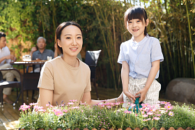 幸福家庭在庭院里图片