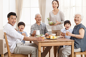 幸福家庭吃早餐