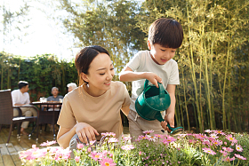 幸福家庭在庭院里照片