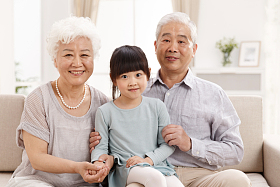 孙女陪着祖父母在客厅图片