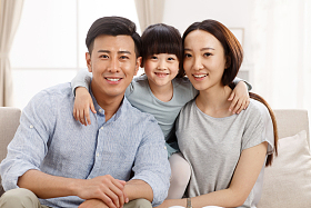 幸福的一家三口合影图片