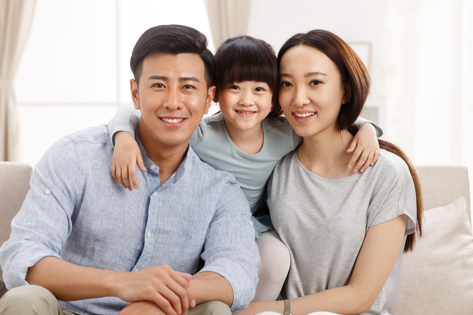 幸福的一家三口合影图片