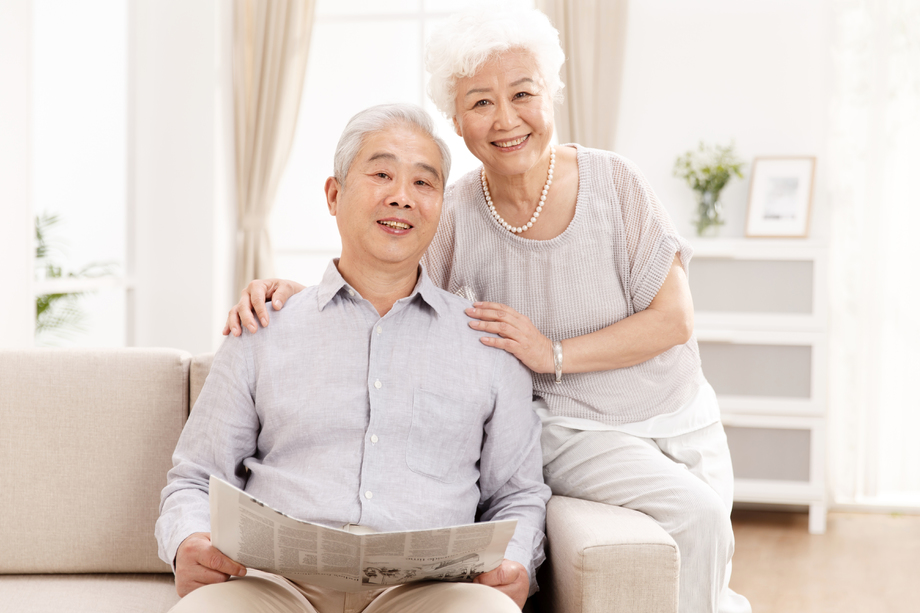 幸福的老年夫妇在客厅 幸福的老年夫妇在客厅