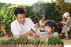 幸福家庭在庭院