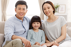 幸福的一家三口坐在客厅