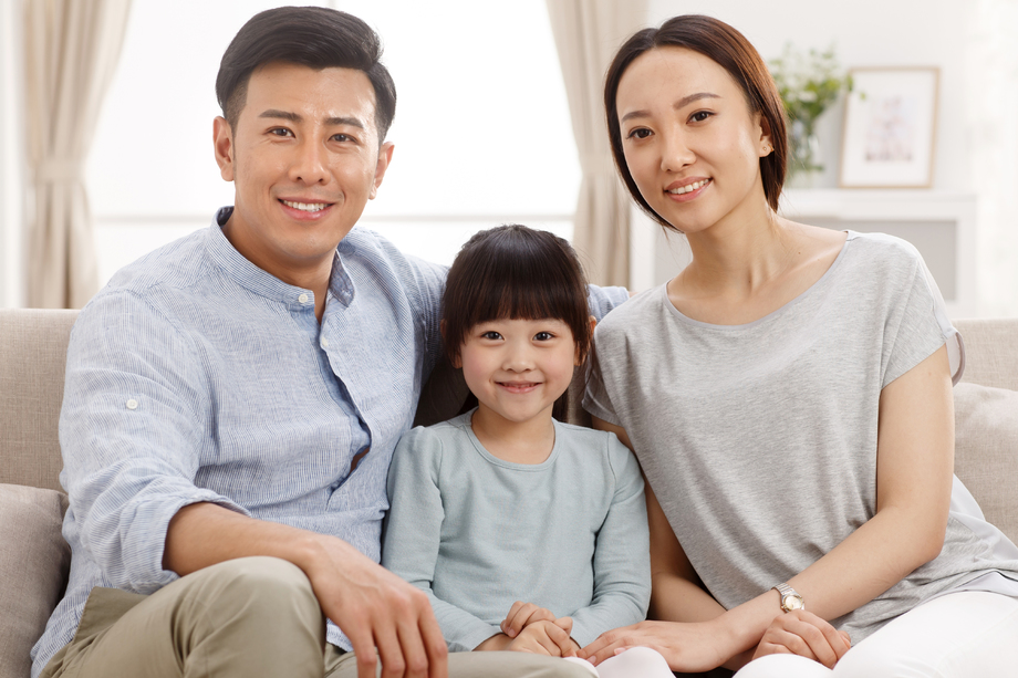 幸福的一家三口坐在客厅