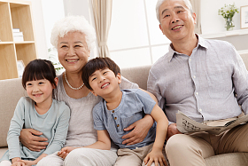 幸福家庭在客厅看电视图片