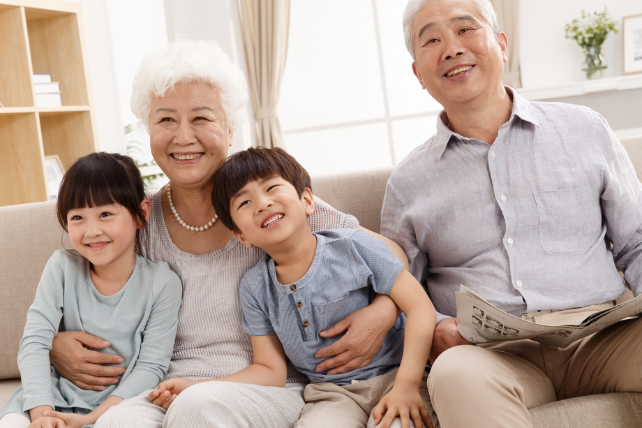 幸福家庭在客厅看电视图片 幸福家庭在客厅看电视图片