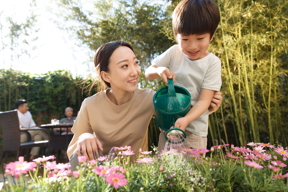 幸福家庭在庭院里照片 幸福家庭在庭院里照片