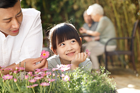 幸福家庭在庭院