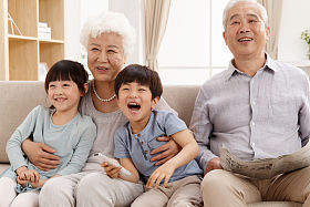 幸福家庭在客厅看电视照片