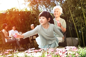 幸福家庭在庭院里图片