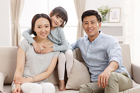 幸福的一家三口坐在客厅