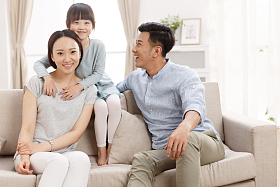 幸福的一家三口坐在客厅