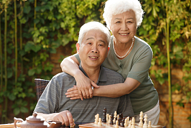 幸福的老年夫妇在院子