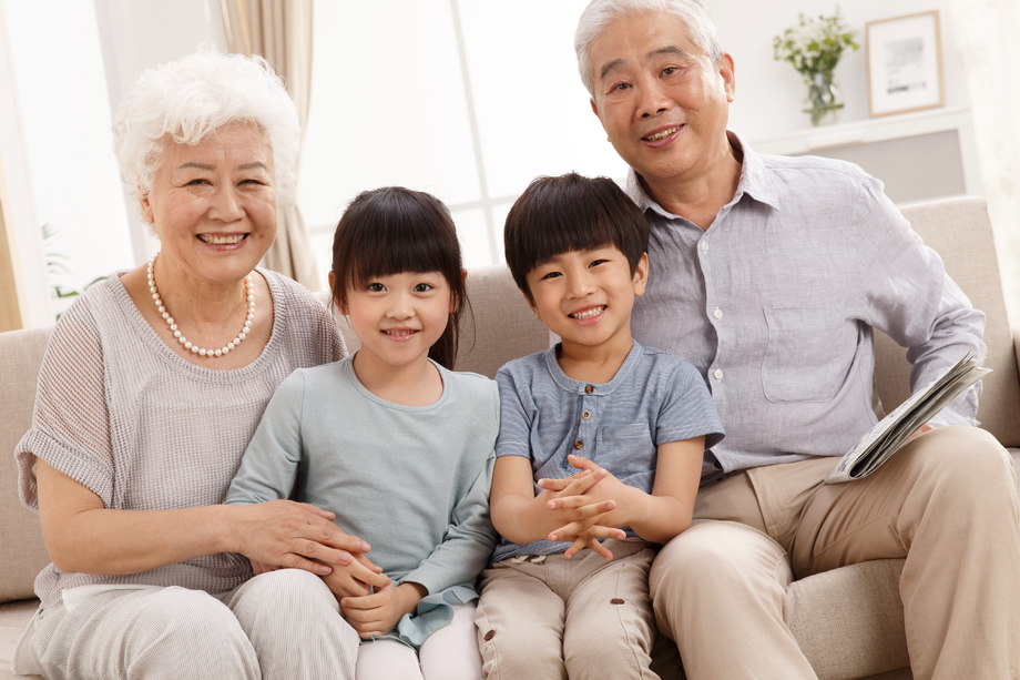 幸福家庭在客厅看电视 幸福家庭在客厅看电视