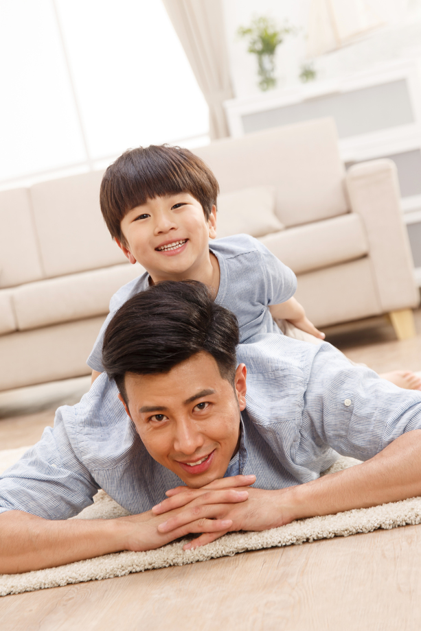 快乐的父子在客厅玩耍图片 快乐的父子在客厅玩耍图片