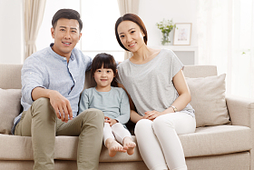 幸福的一家三口坐在客厅