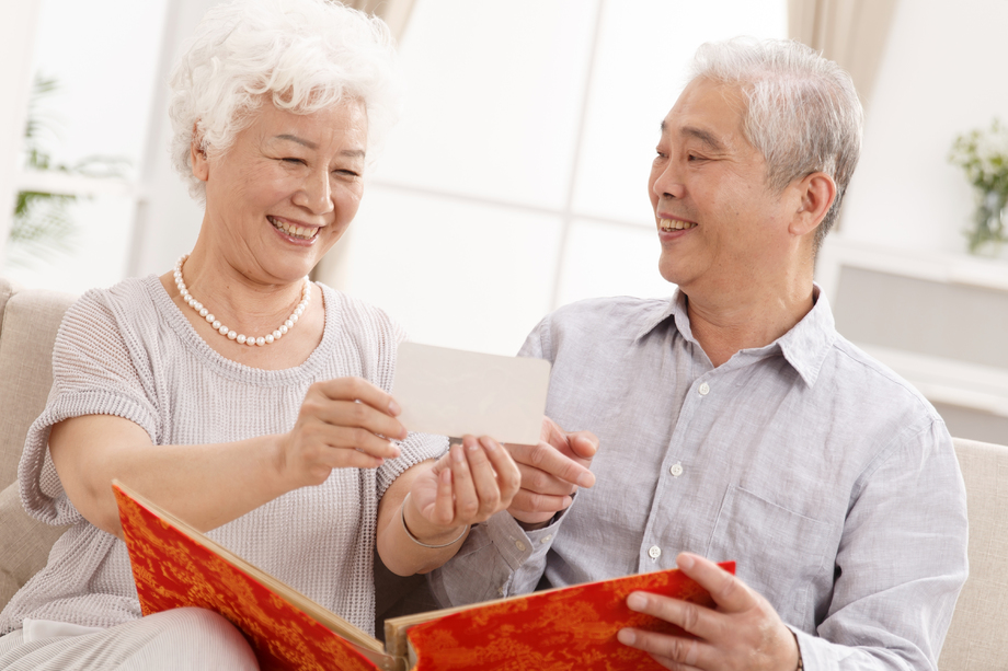 老年夫妇在看照片 老年夫妇在看照片