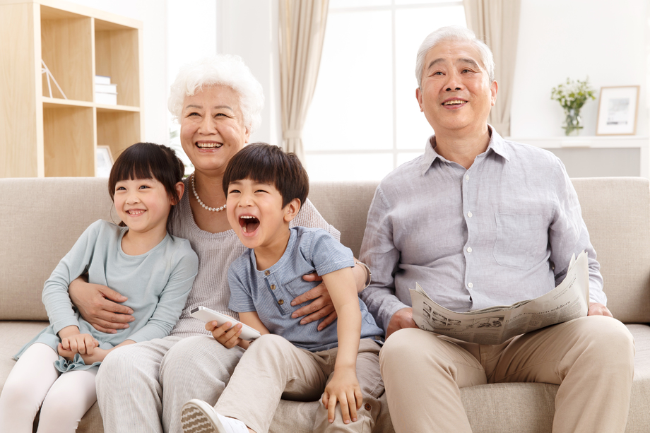 幸福家庭在客厅看电视 幸福家庭在客厅看电视