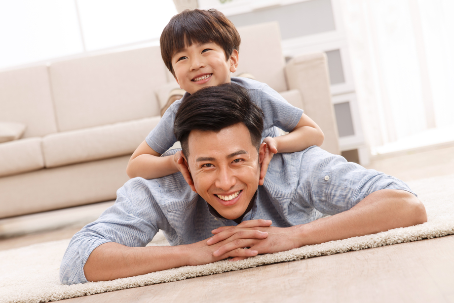 快乐的父子在客厅玩耍照片