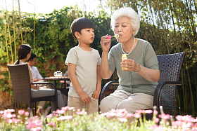 幸福家庭在庭院