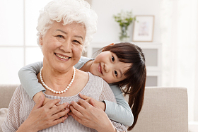 可爱的小女孩和祖母在客厅图片