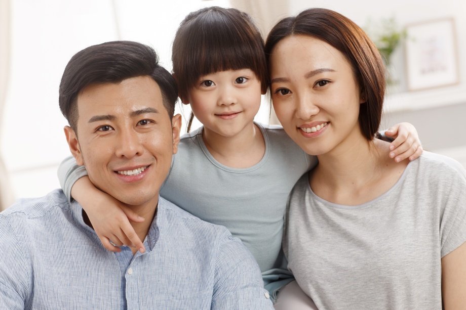 幸福的一家三口合影